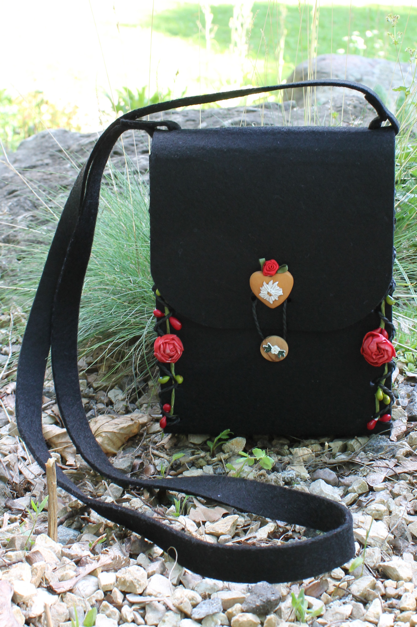 Dirndltasche Filz schwarz Herz Rosen