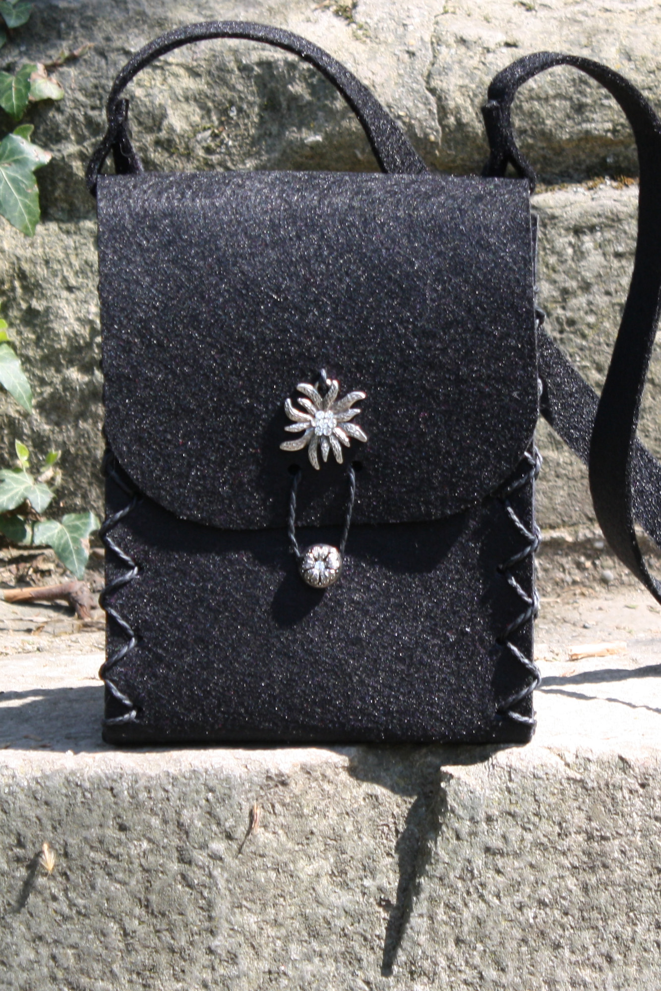 Dirndltasche Filz schwarz Edelweiß